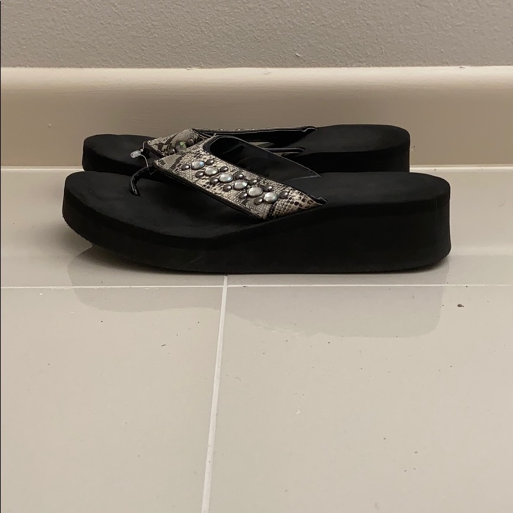 Slippers - Picture 4 of 4